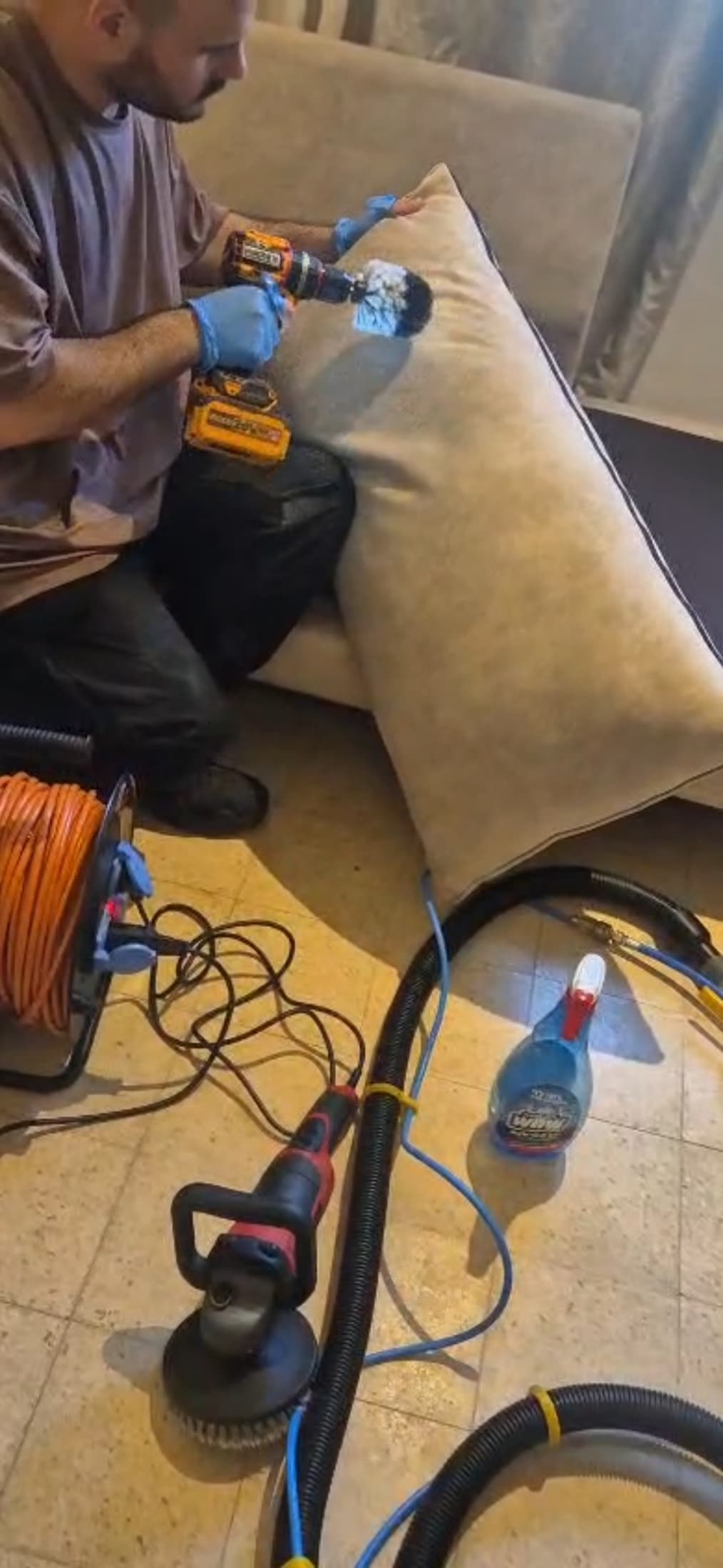 אביחי בעבודה מקצועית — ניקוי ספה עם ציוד H Clean
