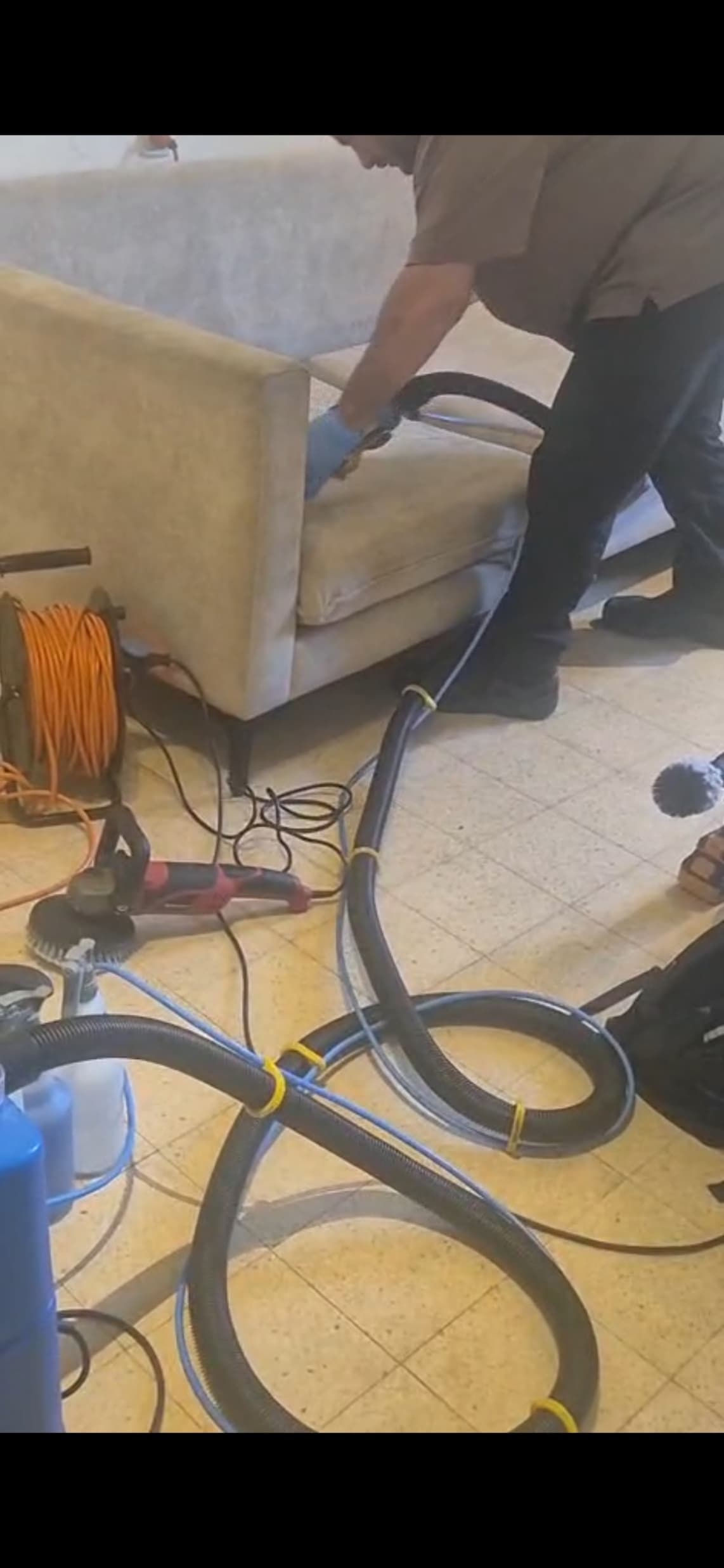 אביחי מנקה ריפוד כיסא — ציוד מקצועי H Clean