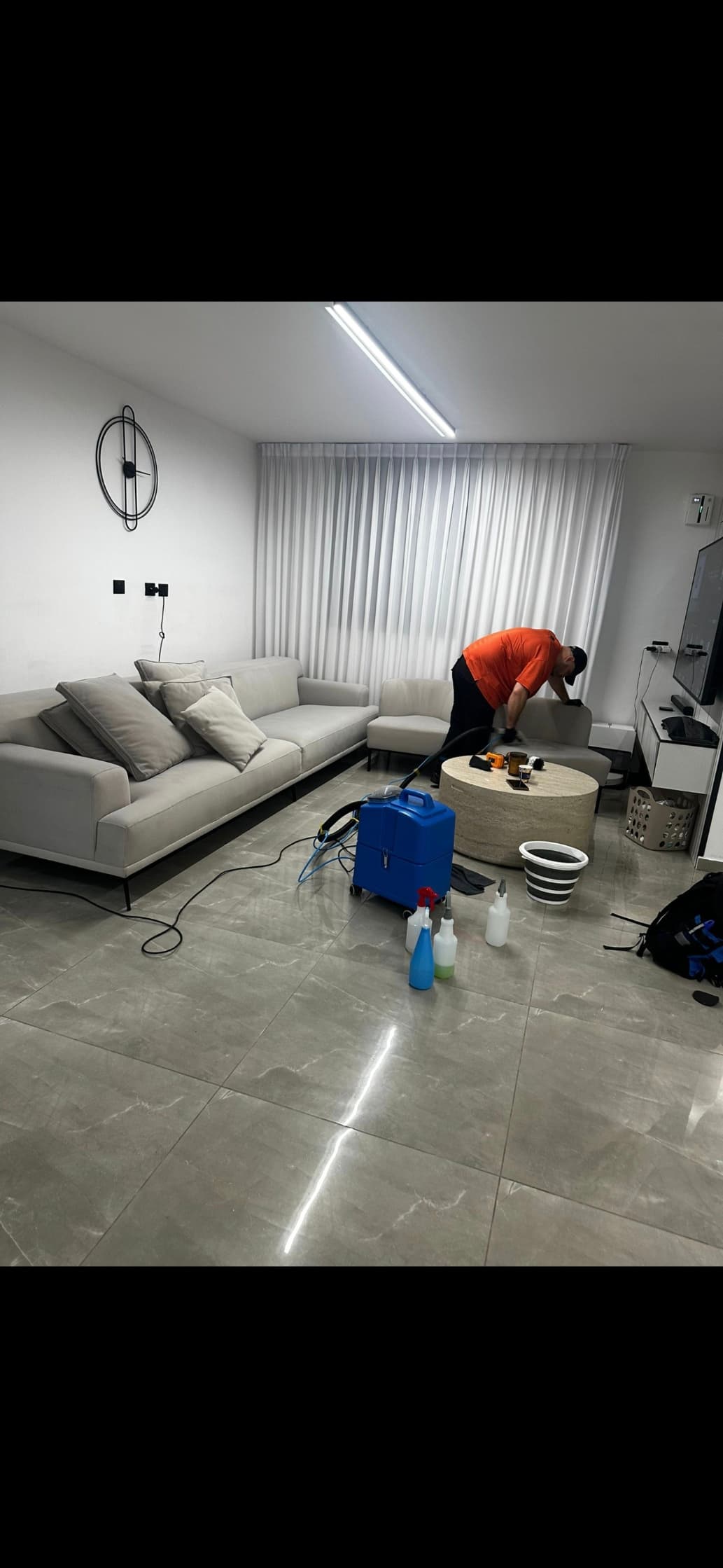 אביחי עובד על ניקוי ריפוד — H Clean