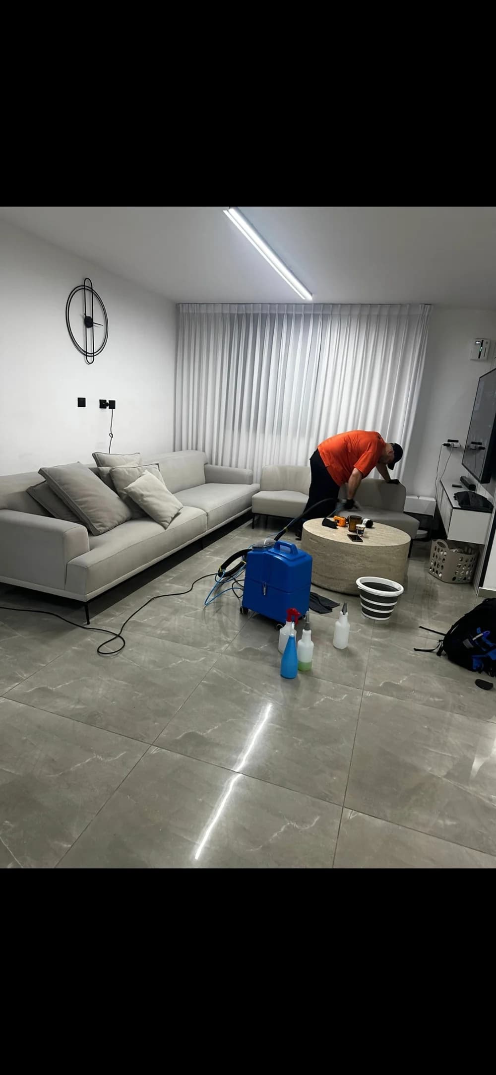 אביחי עובד על ספה בבית לקוח — ניקוי מקצועי H Clean